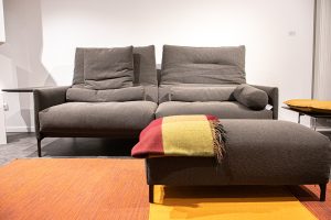 COR graues Sofa und Hocker
