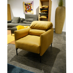 COR Sessel in caramel Farbe, leicht seitlich von vorne