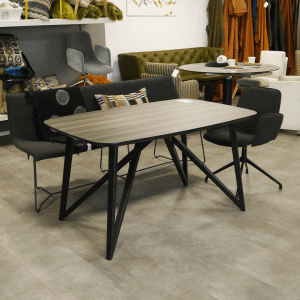 Esstisch im Farbton Metallic-Wood, schwarze Tischbeine, leicht seitlich von vorne