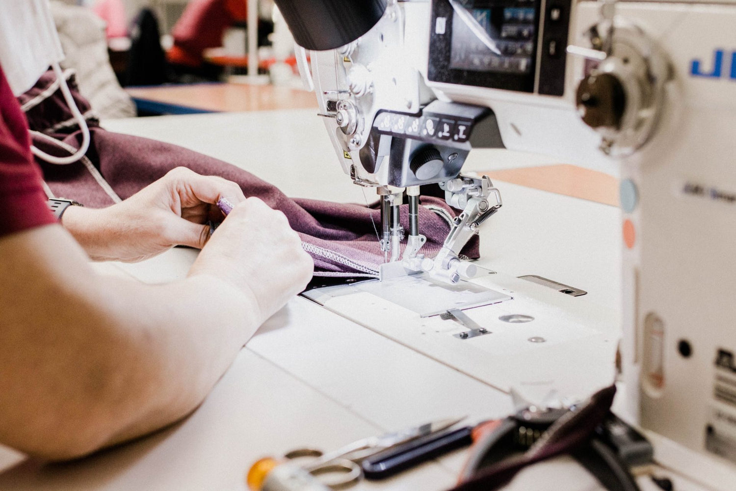Stoff wird mit Nähmaschine genäht