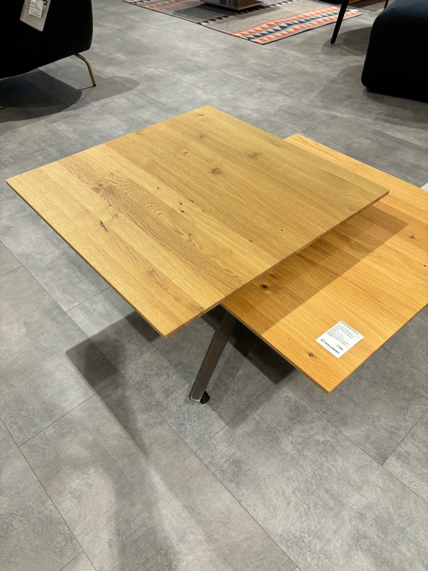 Gehlenborg quadratischer Couchtisch mit Holzplatte und Metallfuß, leicht seitlich von oben