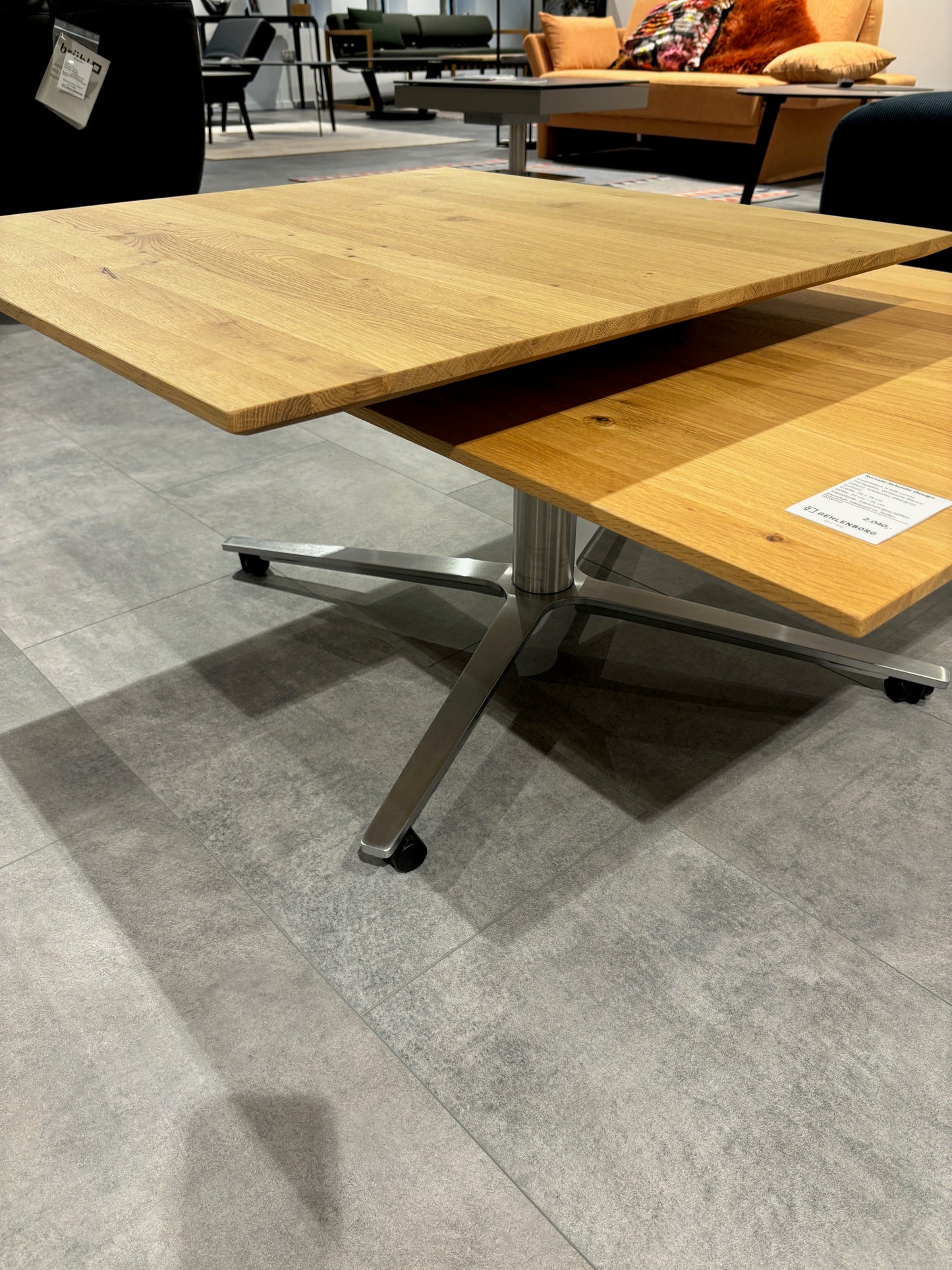 Gehlenborg quadratischer Couchtisch mit Holzplatte und Metallfuß, Nahaufnahme