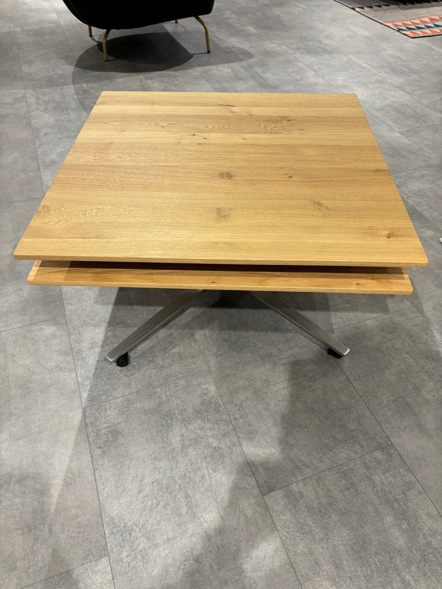 Gehlenborg quadratischer Couchtisch mit Holzplatte und Metallfuß, eingeklappt