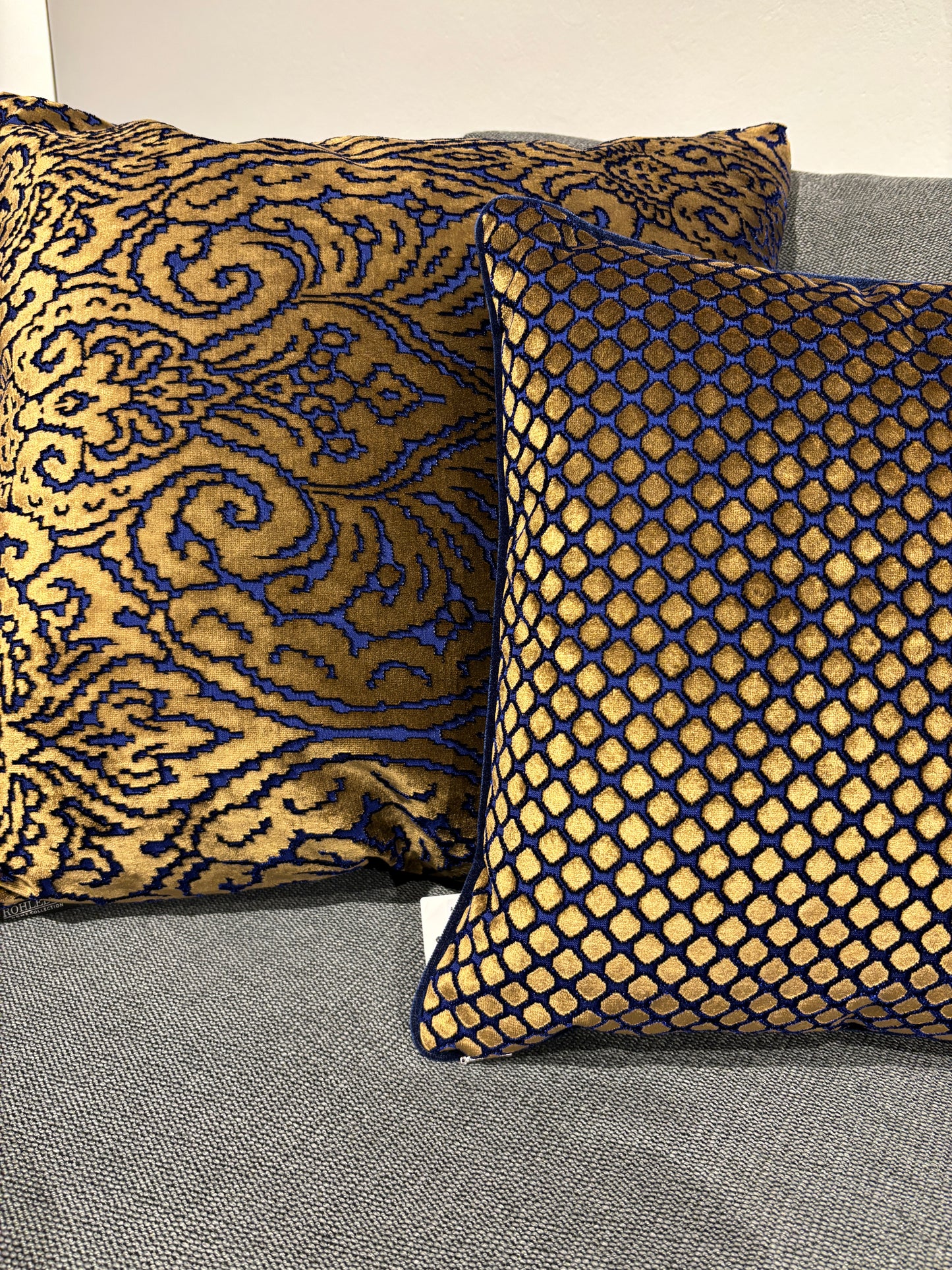 Rohleder Home zwei goldene Kissen mit blauen Mustern, Nahaufnahme