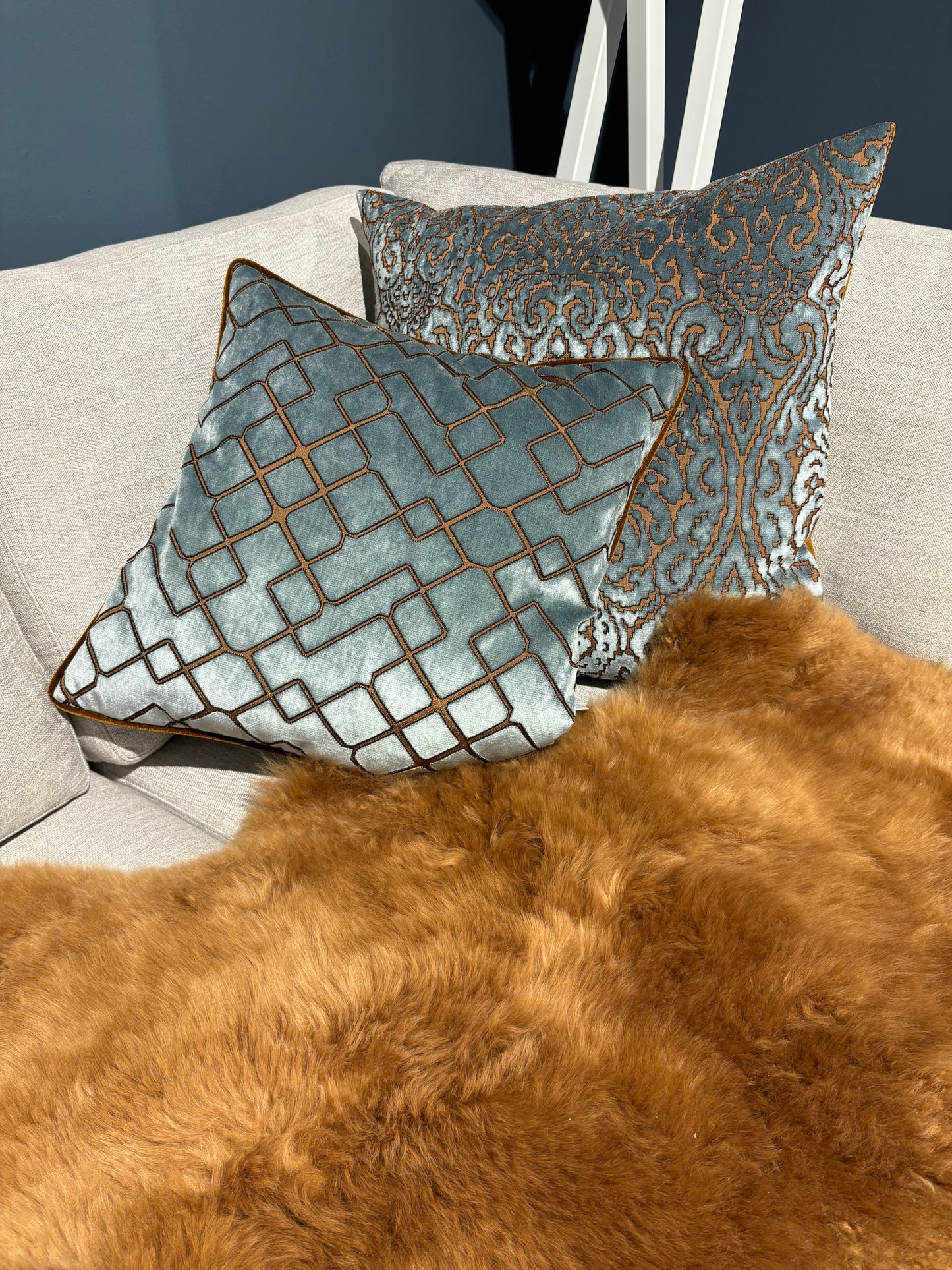 Rohleder Home zwei Kissen in Glacier-Farbe mit goldenen Mustern, von vorne