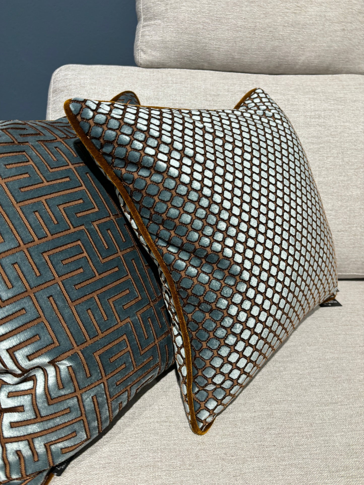 Rohleder Home zwei Kissen in Glacier-Farbe mit goldenen Mustern, Nahaufnahme