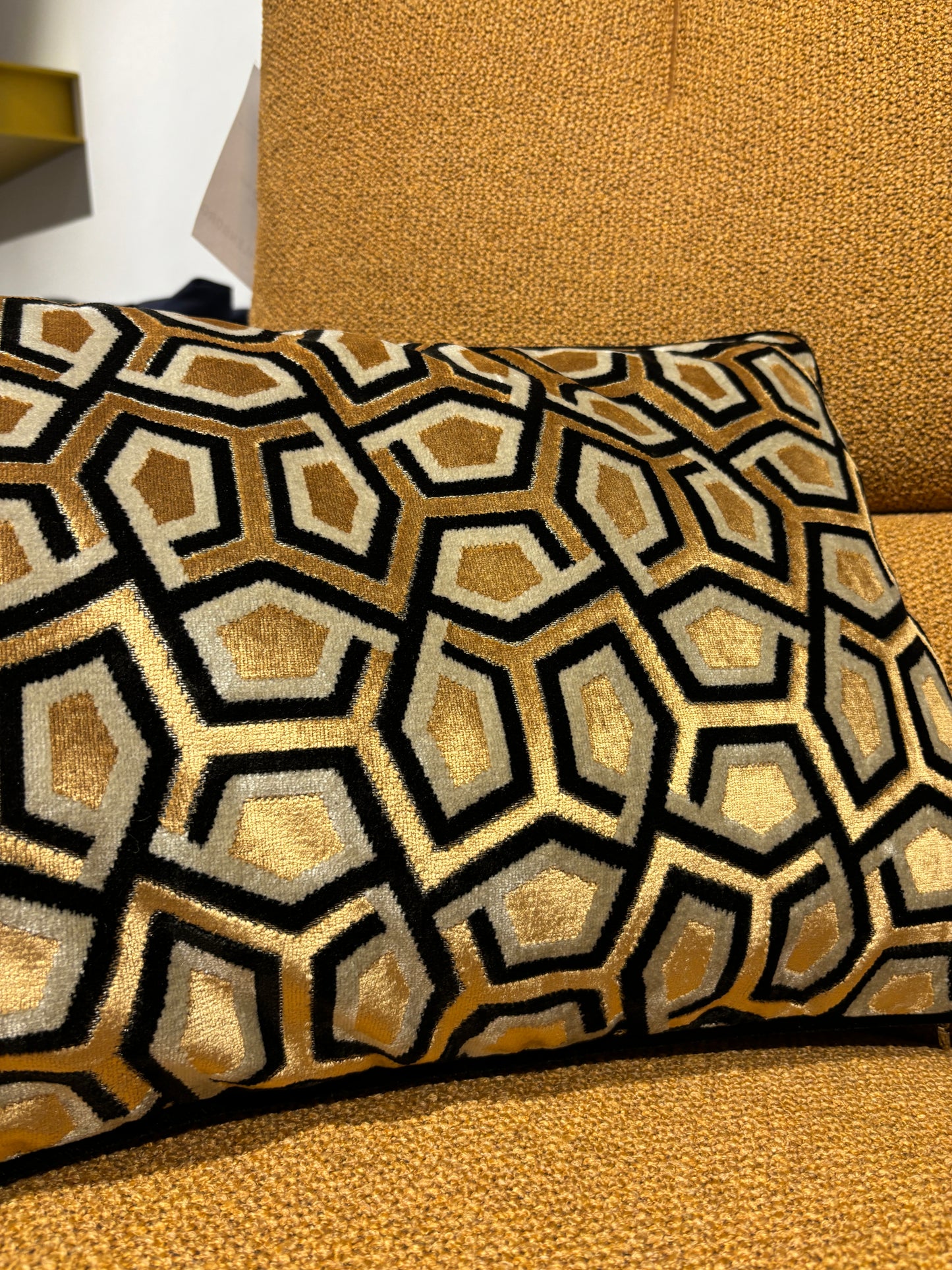 Rohleder Home goldene Kissen mit Mustern, Nahaufnahme