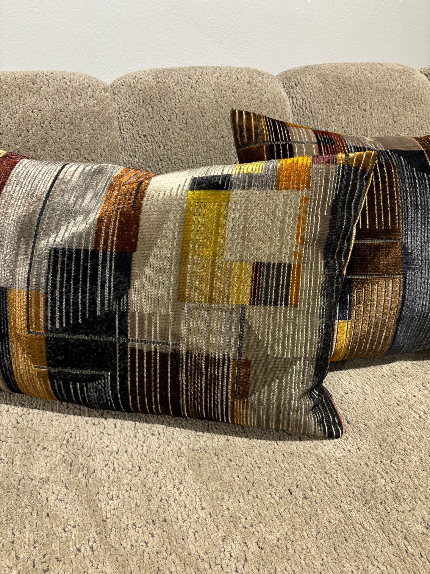 Rohleder Home zwei Kissen in Platin-Farbe mit Mustern, Nahaufnahme