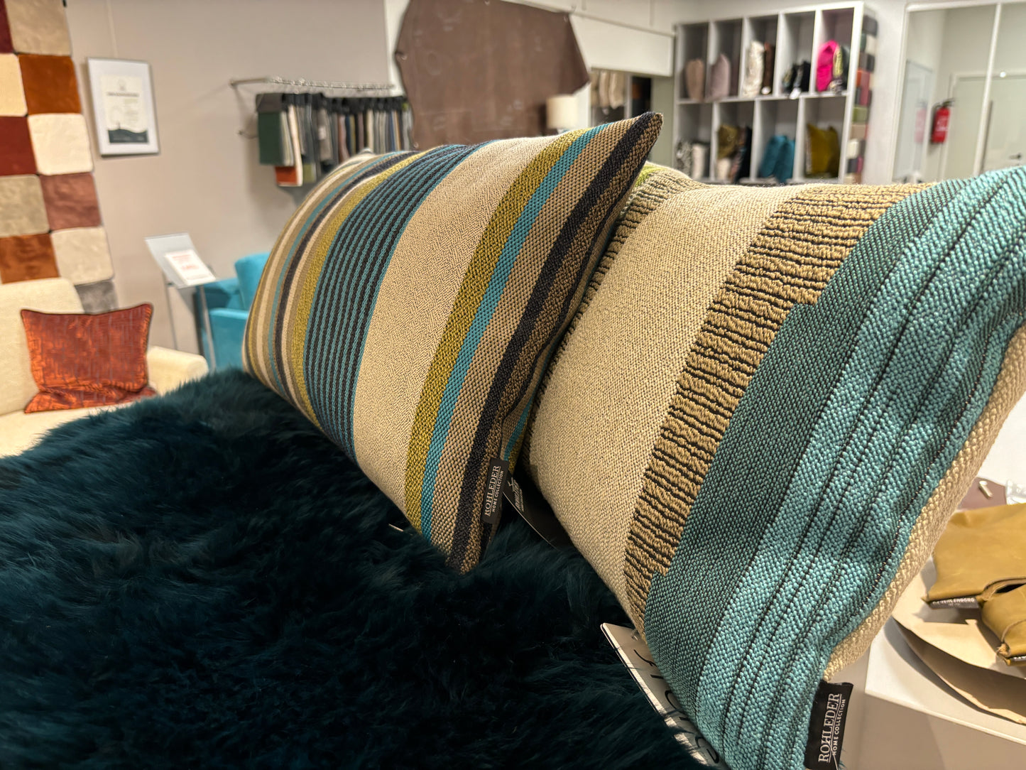 Rohleder Home zwei gestreifte Kissen in verschiedenen Farben, seitlich von vorne