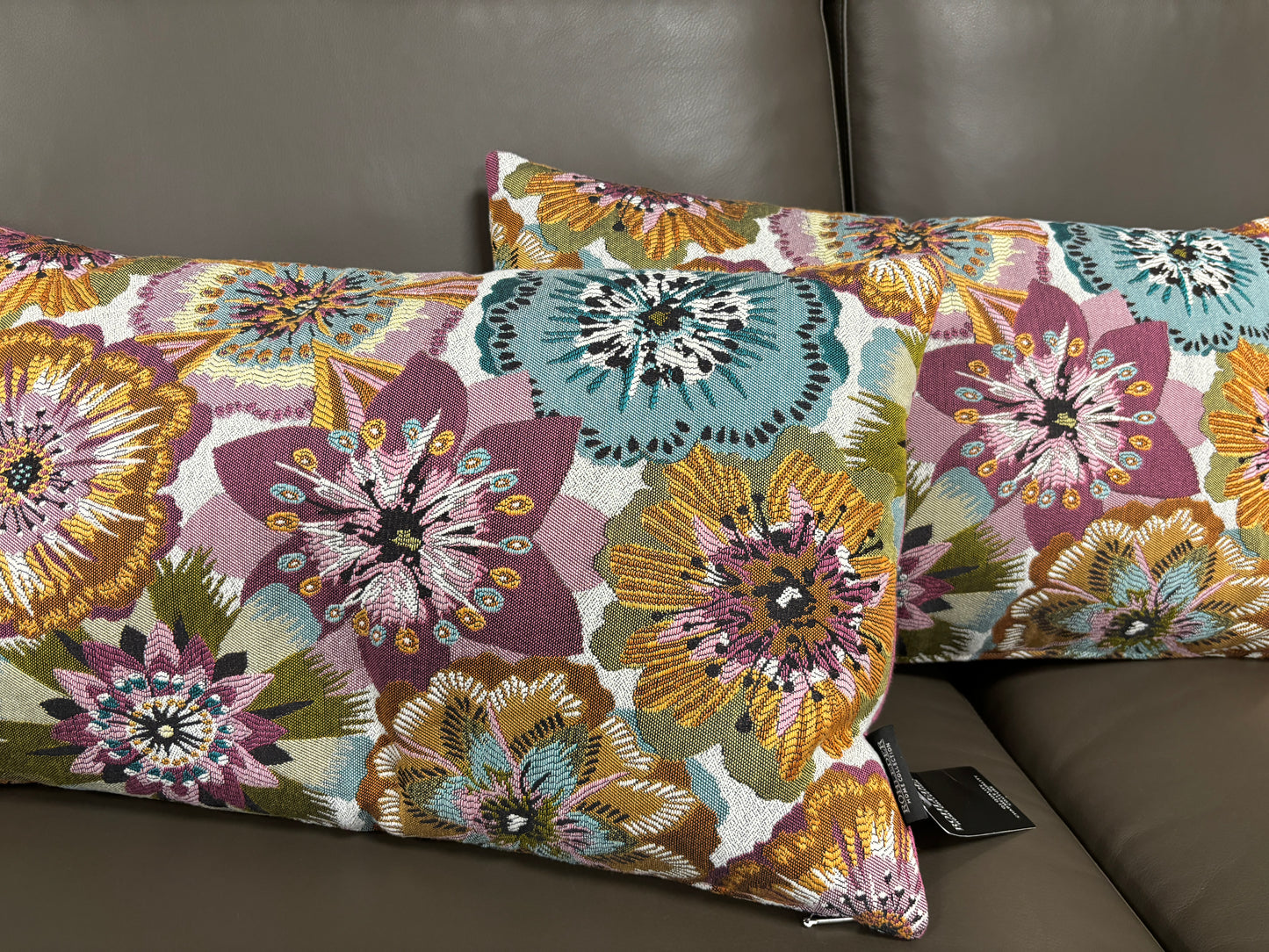 Rohleder Home zwei Kissen mit buntem Blumenmuster, Nahaufnahme