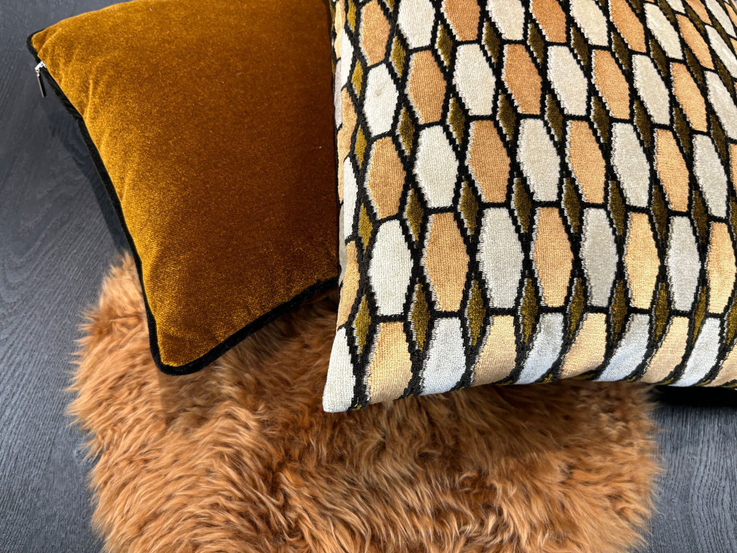 Rohleder Home zwei Kissen in Gold- und Beigetönen, eines uni, eines mit Muster, Nahaufnahme