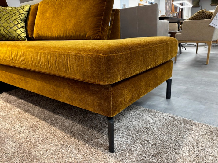 braunes Ecksofa mit schwarzem Bein, von der Seite fotografiert