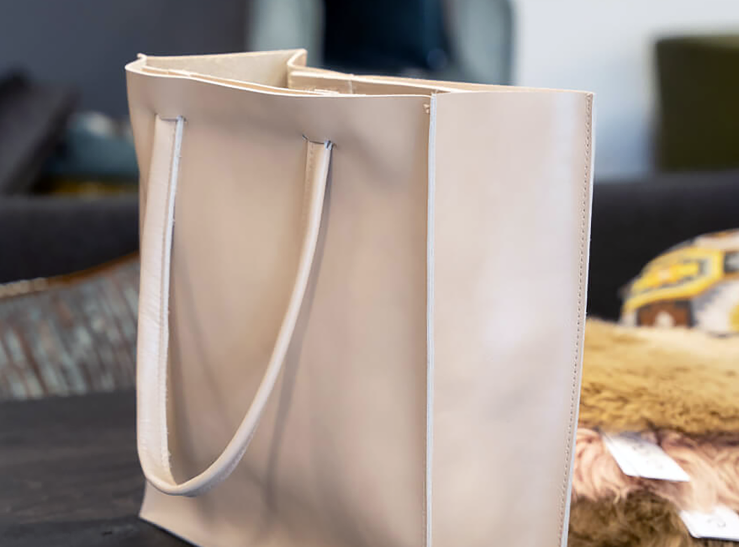 beige Ledertasche steht auf dem Tisch