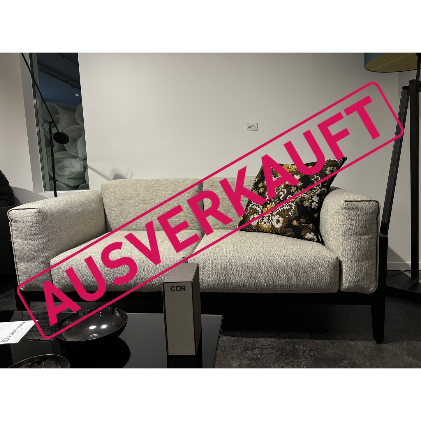 COR helles Sofa von vorne, ist ausverkauft