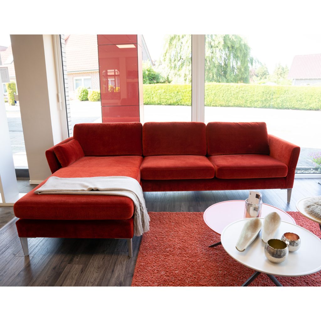 Gehlenborg rotes Ecksofa mit klappbarer Armlehne und Aluminiumfüßen, von vorne