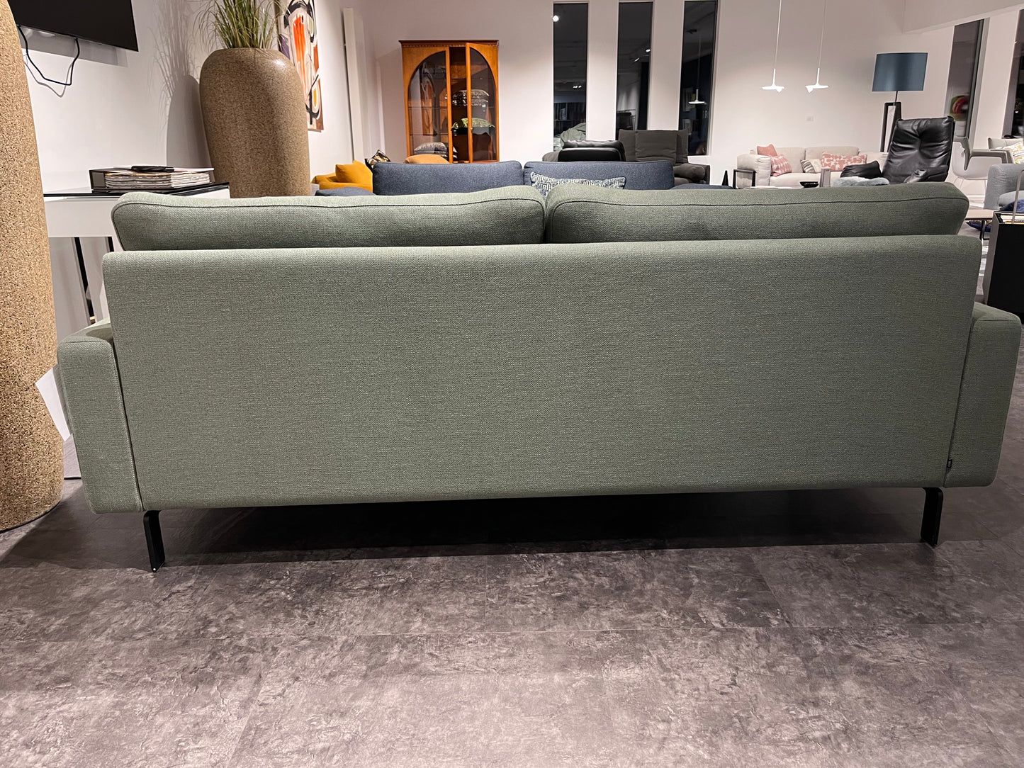 COR eukalyptusgrünes Sofa, von hinten