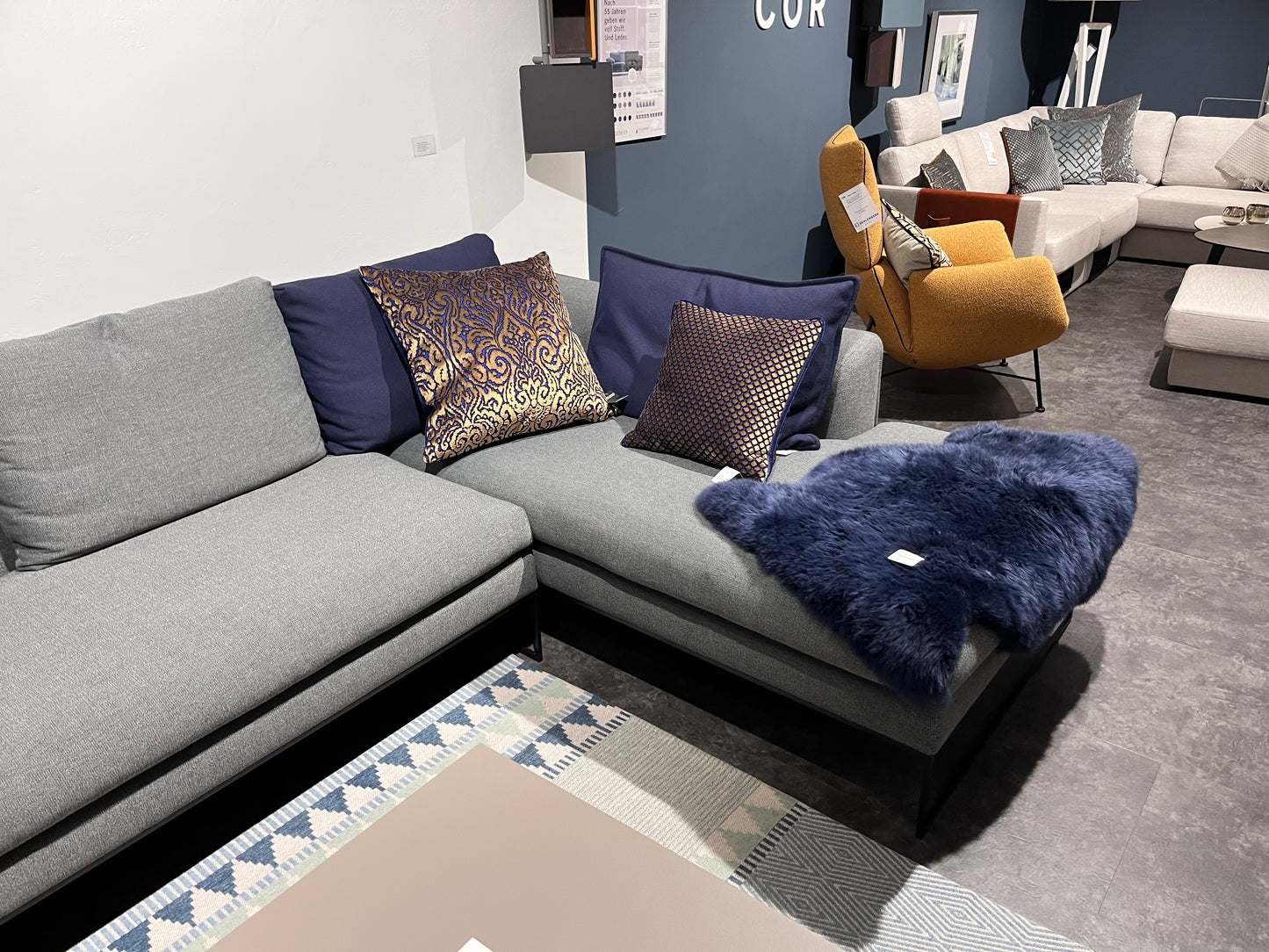 COR graues Ecksofa, seitlich von vorne