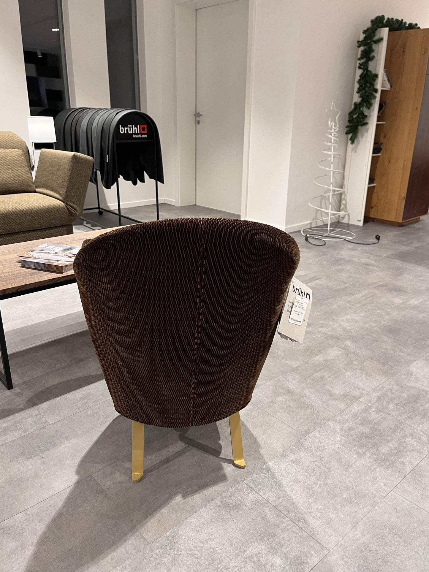 Brühl brauner Sessel mit gemustertem Stoff, von hinten