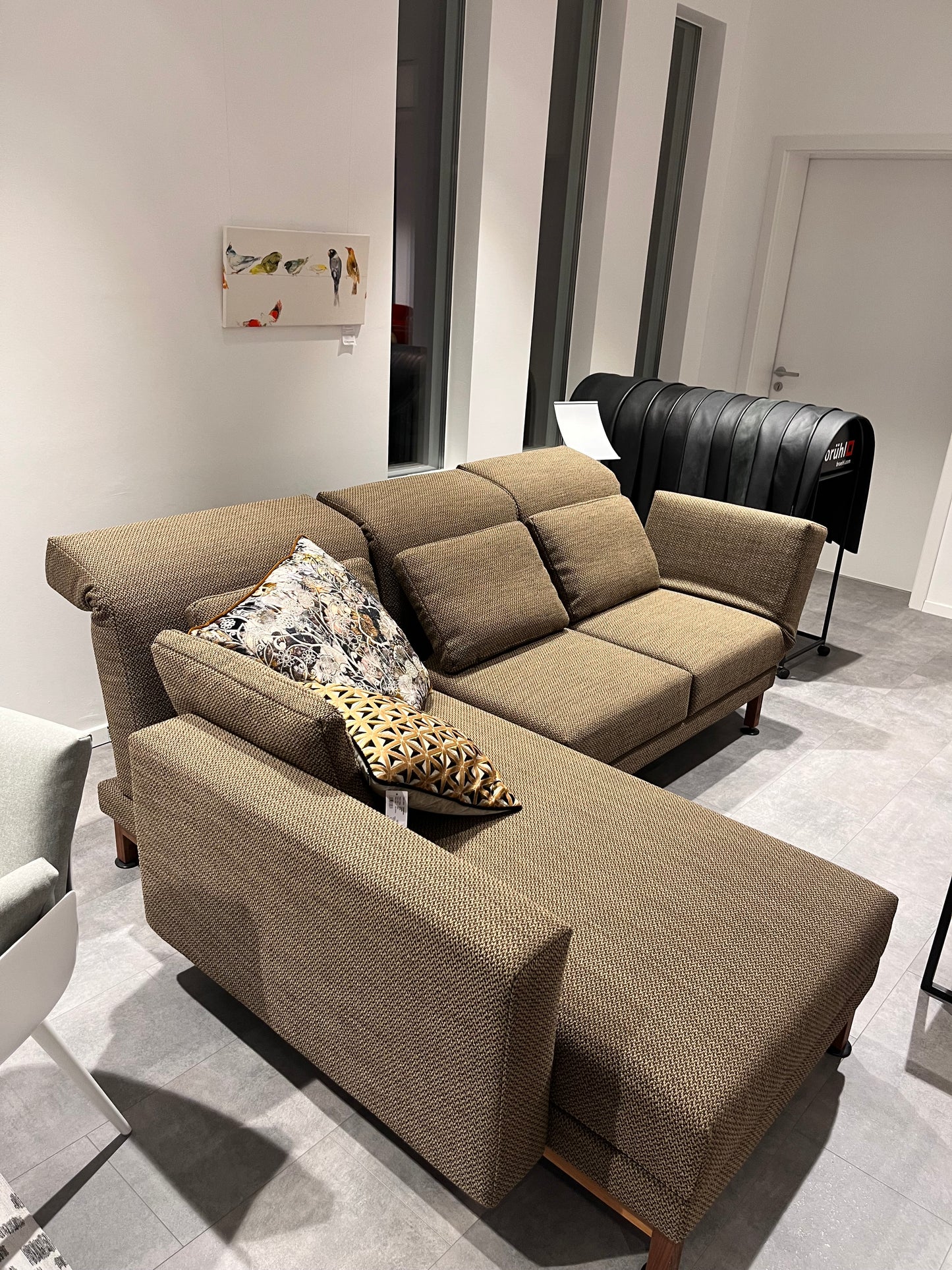 Brühl braunes Sofa mit zwei gemusterten Kissen, von links