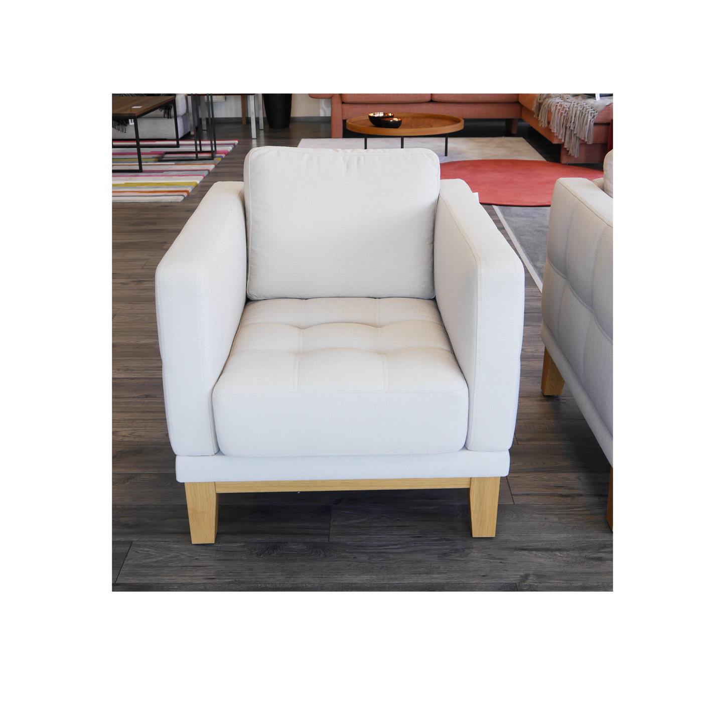 Gehlenborg weißer Sessel mit Holzfüßen, von vorne