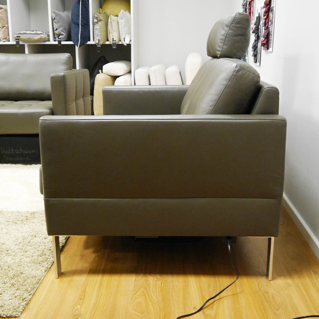 Gehelenborg olive-grünes Sofa mit Kopfstütze links und Elco-Füßen, seitlich von rechts