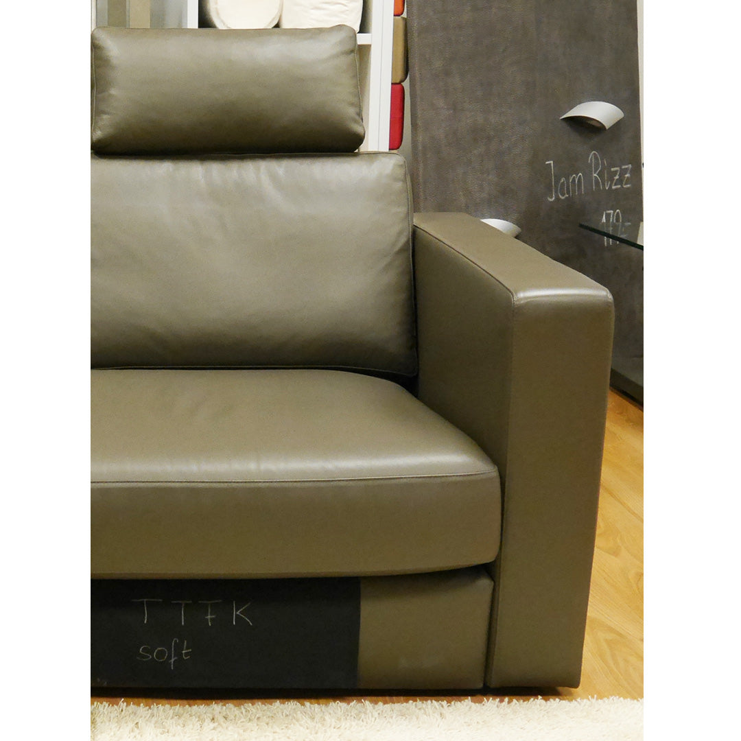 Gehlenborg olive-grünes Sofa mit bodentiefe Armlehne und zwei klappbare Kopfstützen, Nahaufnahme