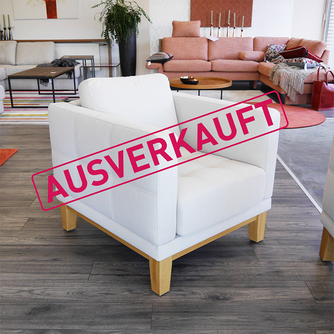 Gehlenborg weißer Sessel mit Holzfüßen, licht seitlich von vorne, ist ausverkauft